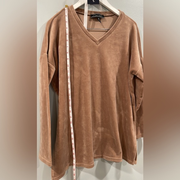 Plush velvety V-neck tunic. Coquette side splits. Cozy chic. - Picture 5 of 7